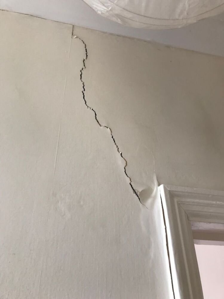 معالجة تشققات الأسقف